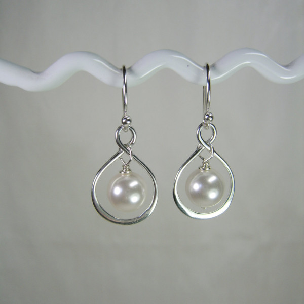 Bridesmaid Jewelry Set of 7 Pearl Infinity Earrings - Bridesmaid Gift - Pearl Bridal Jewelry - Bridesmaid Earrings - Wedding Jewelry