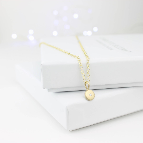 18ct Gold and diamond necklace, diamond necklace, solitaire necklace,