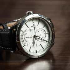AllBirthstone’s Classic Watches: Where Time Meets Your Sparkle